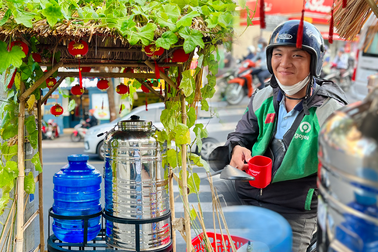 Bình trà đá miễn phí dưới giàn bí xanh làm dịu cái nóng "đổ lửa" ở TPHCM