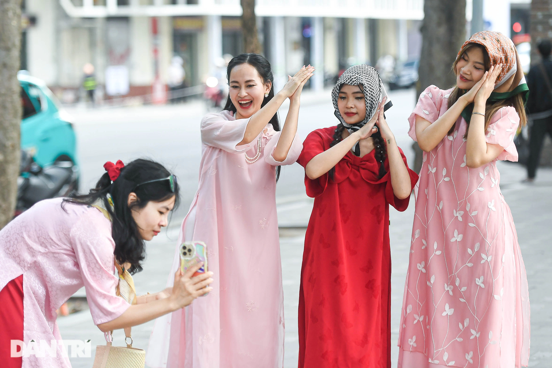 Hàng trăm nàng thơ xúng xính áo dài, chụp ảnh đông kín hồ Gươm - 6 Hàng trăm nàng thơ xúng xính áo dài, chụp ảnh đông kín hồ Gươm - 6