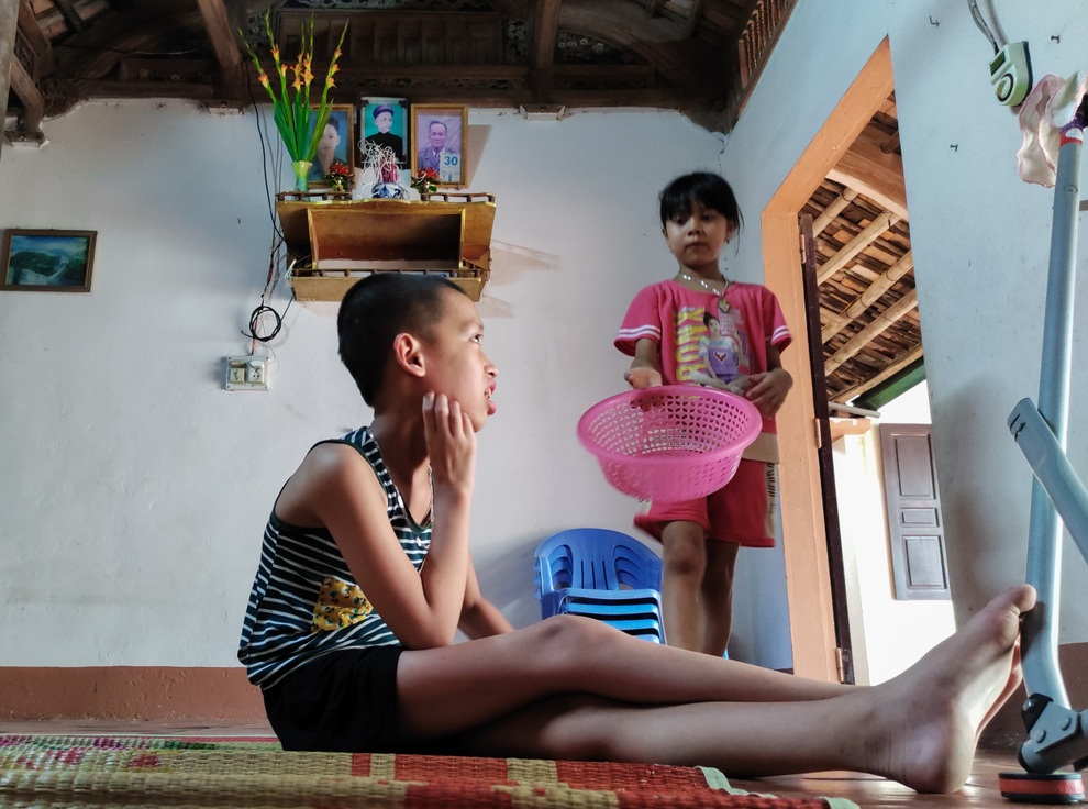 Những đứa trẻ ngây dại mồ côi cha khẩn cầu sự giúp đỡ - 6 Những đứa trẻ ngây dại mồ côi cha khẩn cầu sự giúp đỡ - 6