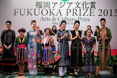 Sự quyến rũ của thổ cẩm qua thời trang của NTK Minh Hạnh