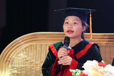 Nữ sinh không có bố, mẹ tâm thần, bật khóc trước cổng trường đại học