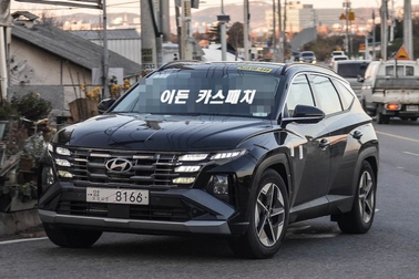 Hyundai Tucson 2024 lăn bánh trên đường phố, nội thất thực tế vẫn là ẩn số