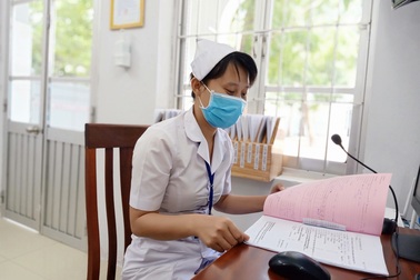 Hy sinh thầm lặng của nữ điều dưỡng 30 tuổi chăm sóc bệnh nhân Covid-19