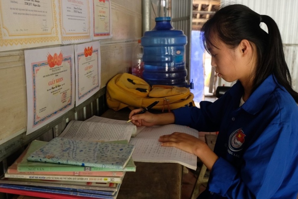 Cô gái 12 năm chăn bò thuê đến trường bằng sổ hộ nghèo và ước mơ đại học - 1 Cô gái 12 năm chăn bò thuê đến trường bằng sổ hộ nghèo và ước mơ đại học - 1