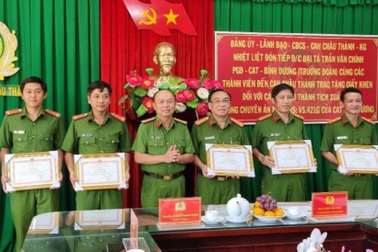 Thưởng nóng các chiến sĩ công an bắt thành công đối tượng giết 2 người