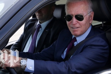 Ông Biden lái thử xe Ford F-150 chạy điện