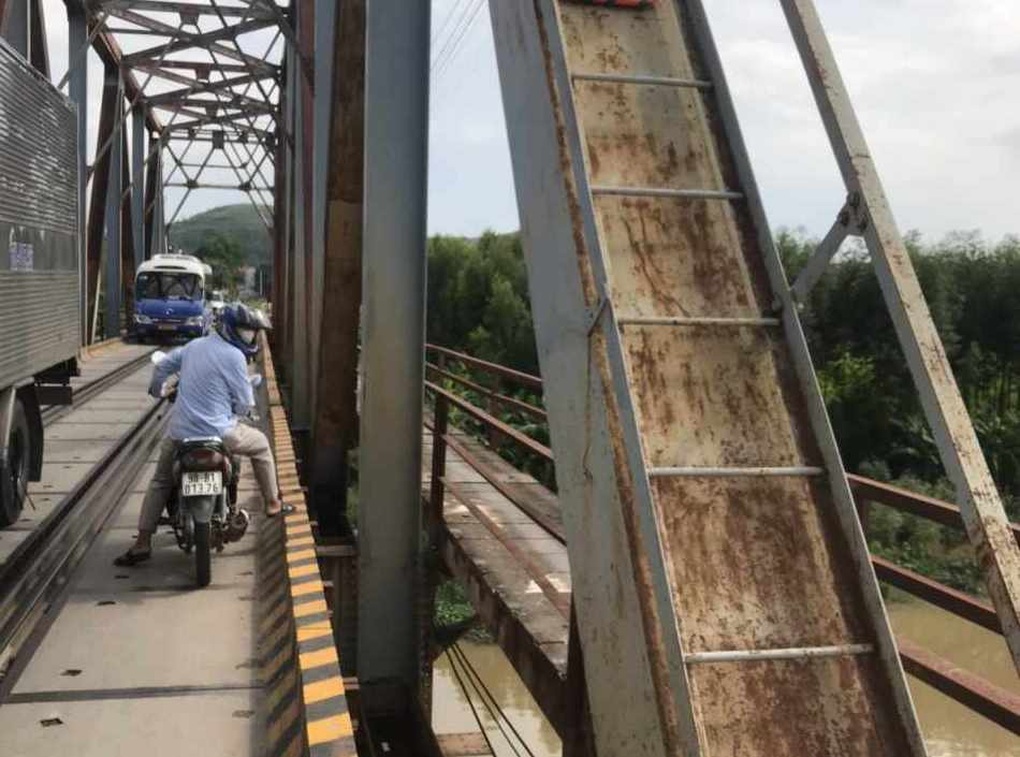 Nhân viên đường sắt cứu người rơi xuống sông Lục Nam - 1 Nhân viên đường sắt cứu người rơi xuống sông Lục Nam - 1