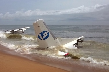 Máy bay chở hàng cho quân đội Pháp rơi xuống biển, ít nhất 4 người chết