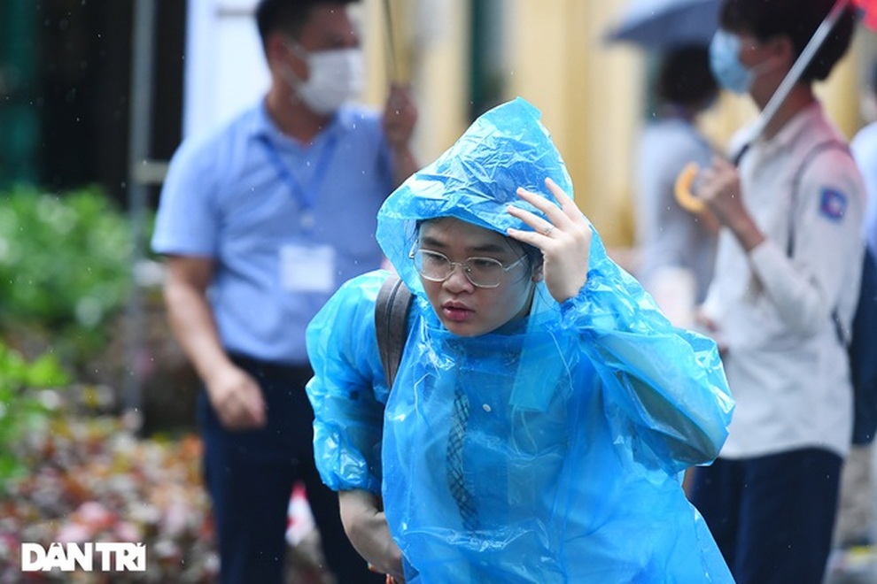 Hà Nội: 269 thí sinh vắng, 2 em vi phạm quy chế trong buổi thi đầu tiên - 1 Hà Nội: 269 thí sinh vắng, 2 em vi phạm quy chế trong buổi thi đầu tiên - 1