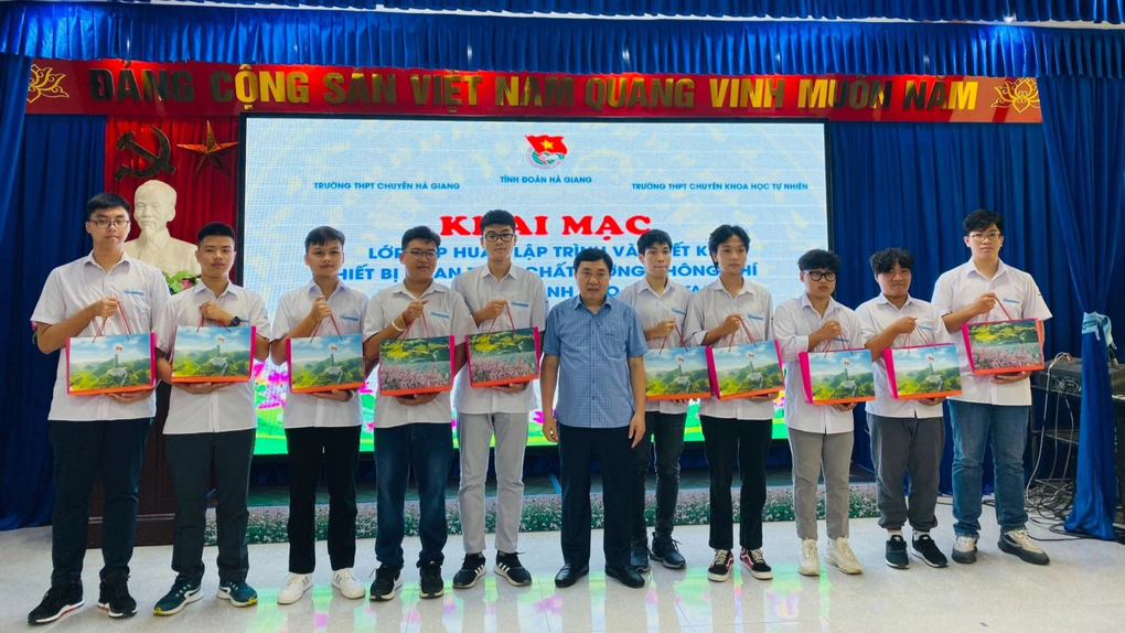 Học sinh và đoàn viên Hà Giang học hỏi ứng dụng công nghệ thông tin - 1 Học sinh và đoàn viên Hà Giang học hỏi ứng dụng công nghệ thông tin - 1