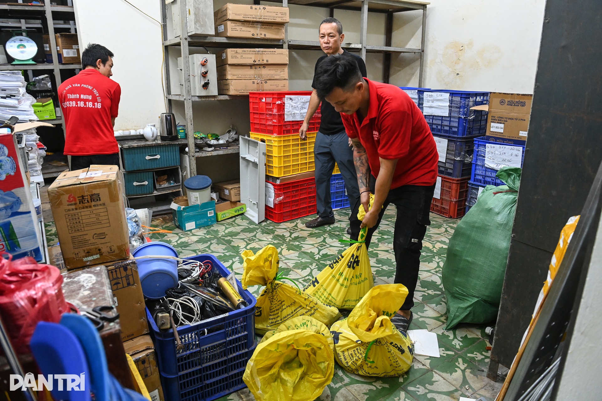 Cảnh khẩn trương dọn đồ đạc, trả mặt bằng cho dự án quảng trường ở hồ Gươm - 3 Cảnh khẩn trương dọn đồ đạc, trả mặt bằng cho dự án quảng trường ở hồ Gươm - 3