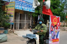 Cựu binh "cõng" loa đi hàng chục cây số mỗi ngày để tuyên truyền bầu cử