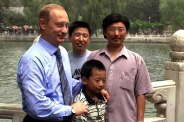 Tổng thống Putin hội ngộ cậu bé Trung Quốc từng chụp ảnh cùng 26 năm trước