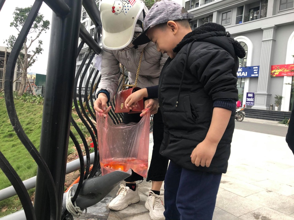 Hà Nội: Lắp cầu trượt “tiễn” Táo quân về trời, dân thích thú xếp hàng chờ đến lượt - 7 Hà Nội: Lắp cầu trượt “tiễn” Táo quân về trời, dân thích thú xếp hàng chờ đến lượt - 7