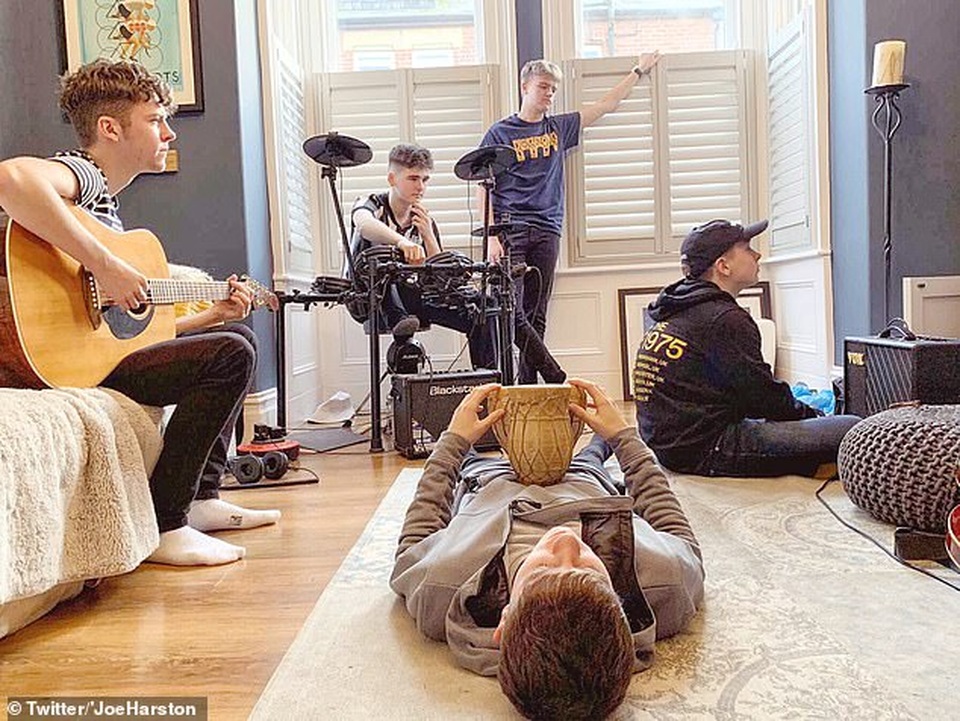 Cách ly xã hội, cư dân mạng thi nhau trở thành nhân vật trên bìa album - 7 Cách ly xã hội, cư dân mạng thi nhau trở thành nhân vật trên bìa album - 7