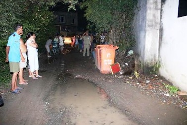 Phát hiện thi thể bé trai bị bỏ trong thùng rác 