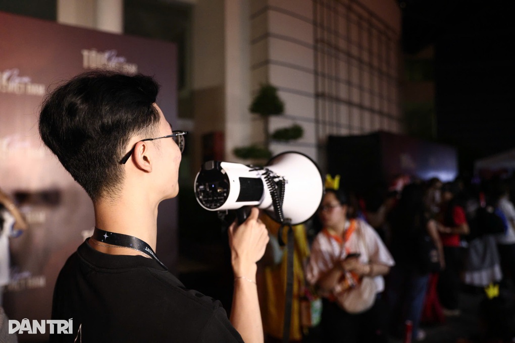 Tôi! Người Việt Nam: Khán giả xếp hàng, sẵn sàng bùng nổ cùng 25 anh tài - 2 Tôi! Người Việt Nam: Khán giả xếp hàng, sẵn sàng bùng nổ cùng 25 anh tài - 2