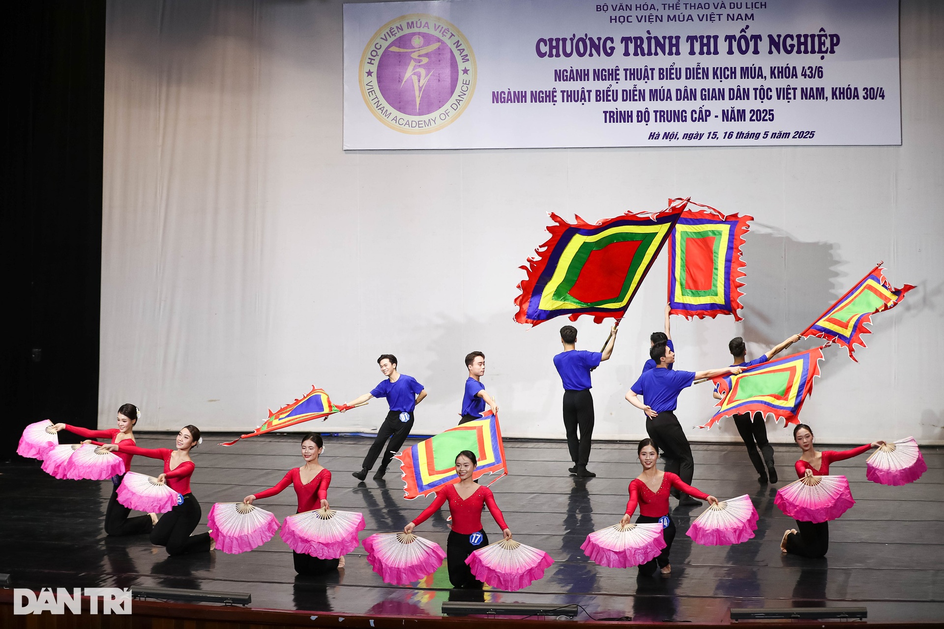 Ngắm nữ sinh trường múa trên sân khấu biểu diễn tốt nghiệp - 1 Ngắm nữ sinh trường múa trên sân khấu biểu diễn tốt nghiệp - 1