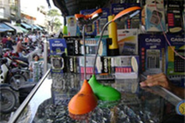 “Đèn vĩnh cửu” vẫn bày bán tràn lan