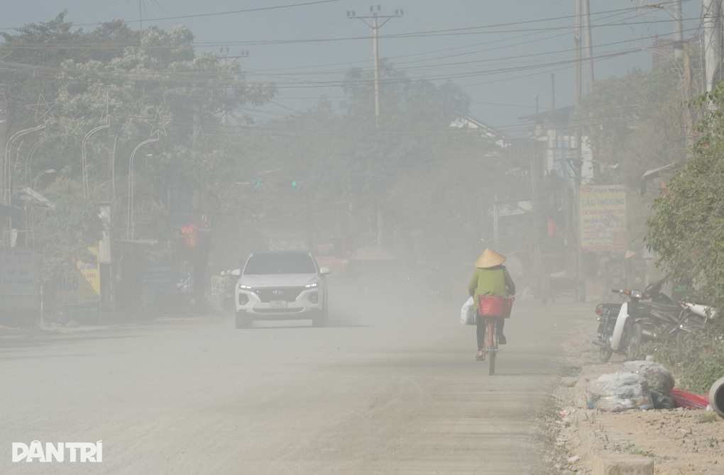 Đường gần 8km thi công 2 năm chưa xong, dân khốn khổ hít bụi - 1