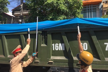 Bắc Giang: CSGT ra quân truy bắt xe quá khổ, quá tải trên các cung đường!