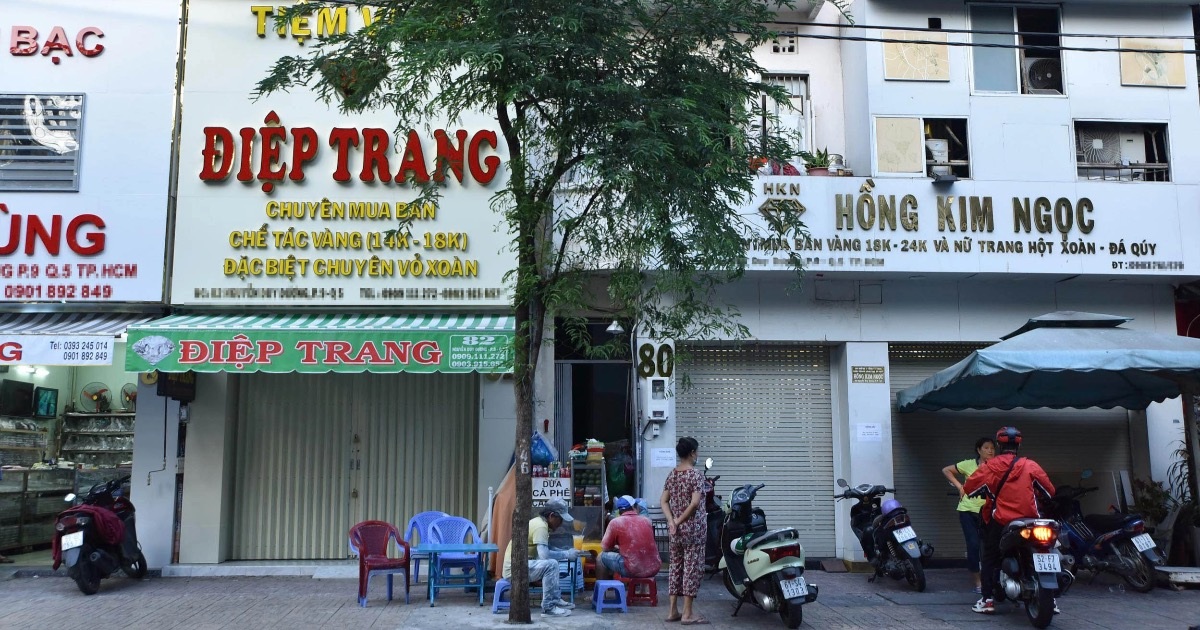 Các cửa hàng trên đường Nguyễn Duy Dương vẫn tấp nập khách mua bán sáng ngày 16/4 (Ảnh: Trịnh Nguyễn).
