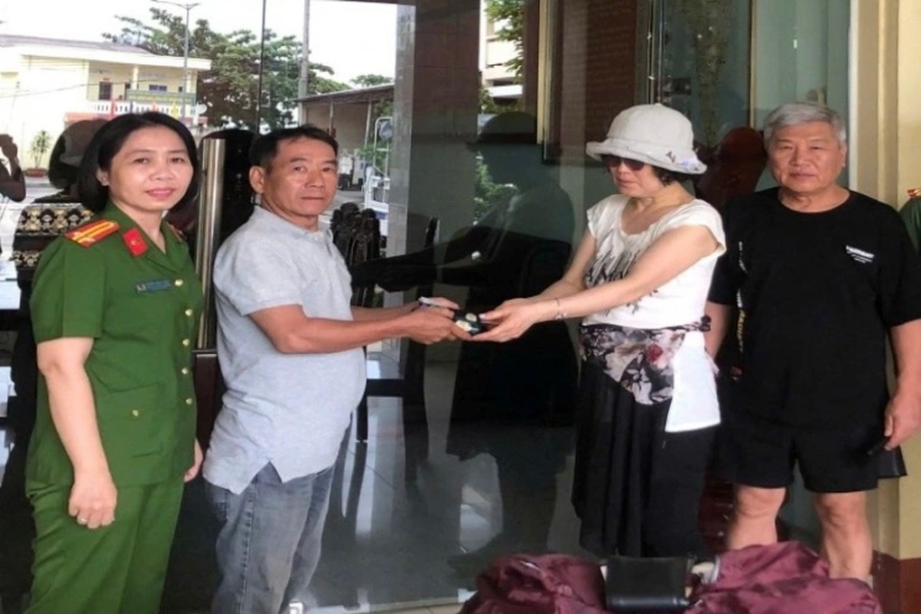 Du khách Hàn Quốc nhận lại chiếc ví đánh rơi ở Phú Quốc - 1 Du khách Hàn Quốc nhận lại chiếc ví đánh rơi ở Phú Quốc - 1