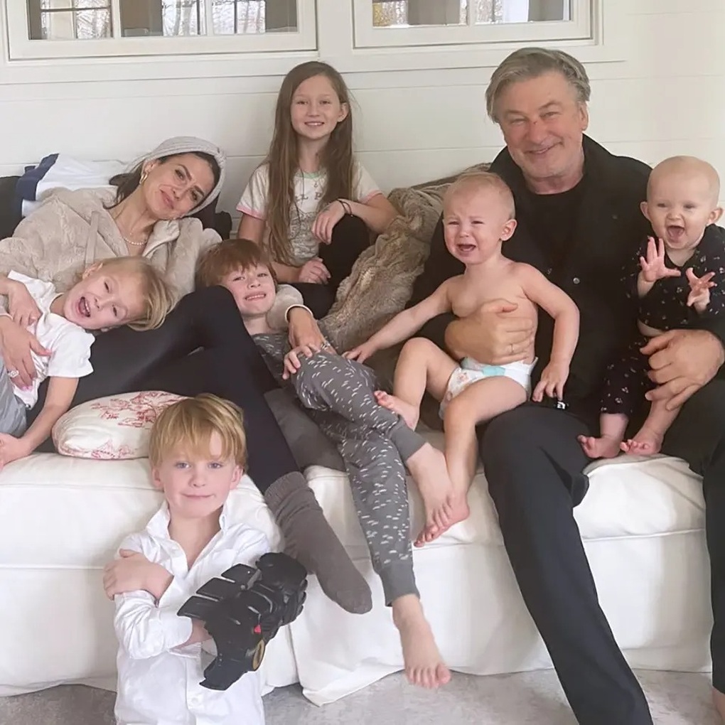 Vợ của tài tử Alec Baldwin đáp trả chỉ trích chuyện cha già, con cọc - 2 Vợ của tài tử Alec Baldwin đáp trả chỉ trích chuyện cha già, con cọc - 2