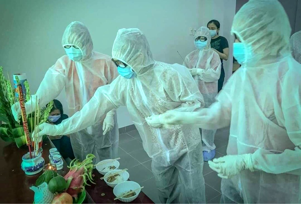 Cô gái lập bàn thờ tạm, chịu tang cha trong khu cách ly - 1 Cô gái lập bàn thờ tạm, chịu tang cha trong khu cách ly - 1