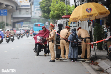 Người vi phạm dắt xe máy ngược chiều đường Nguyễn Trãi khi thấy CSGT