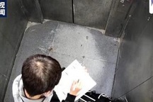 Bị kẹt trong thang máy, nam sinh 13 tuổi vẫn bình tĩnh... làm bài về nhà