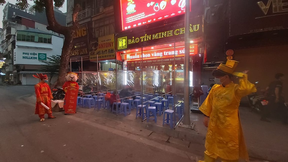 Cảnh tượng lạ lùng ngày vía Thần tài: Nơi đông đúc, chỗ vắng hoe - 10 Cảnh tượng lạ lùng ngày vía Thần tài: Nơi đông đúc, chỗ vắng hoe - 10