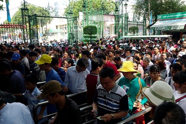 Ngày lễ, hàng nghìn người Sài Gòn đổ về khu vui chơi... "trốn nóng"