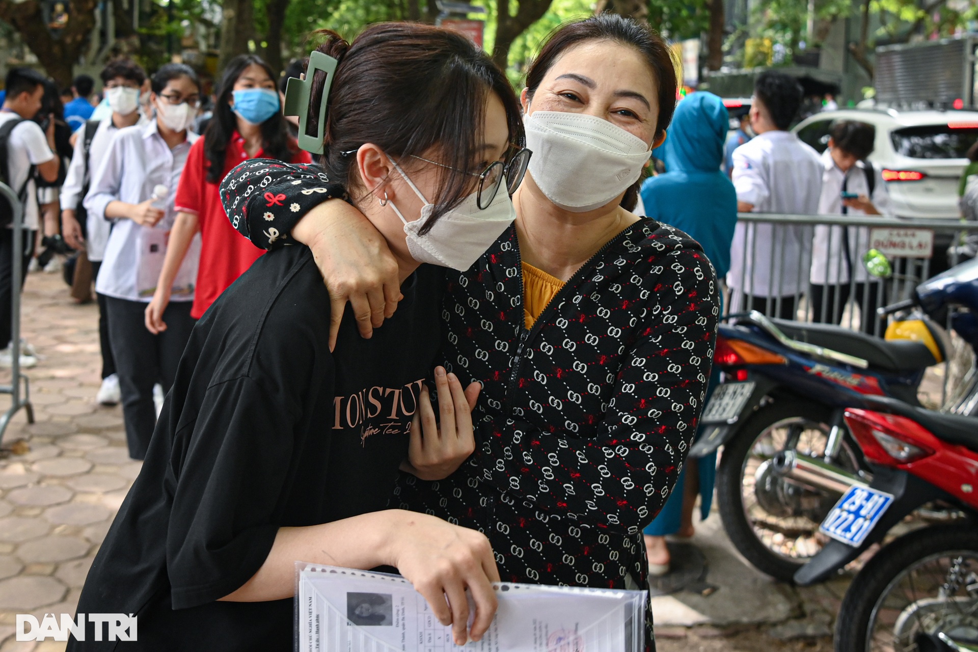 Phụ huynh tay bắt mặt mừng, ôm chầm lấy con khi kết thúc thi môn Ngữ văn - 7 Phụ huynh tay bắt mặt mừng, ôm chầm lấy con khi kết thúc thi môn Ngữ văn - 7