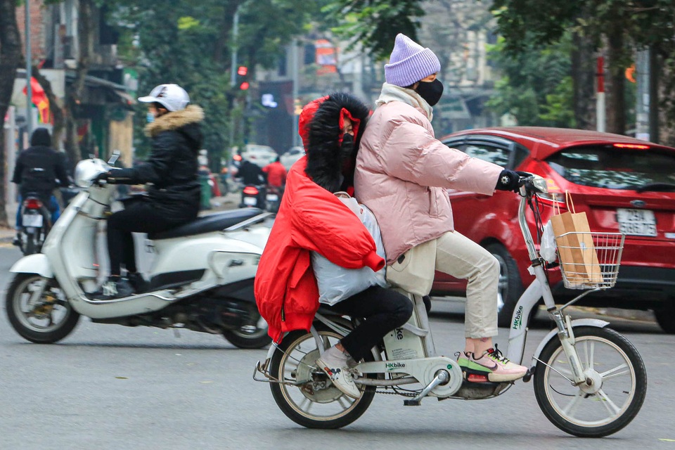 Người dân Thủ đô trùm áo mưa, bịt kín mít trong cái lạnh 8 độ C - 10 Người dân Thủ đô trùm áo mưa, bịt kín mít trong cái lạnh 8 độ C - 10