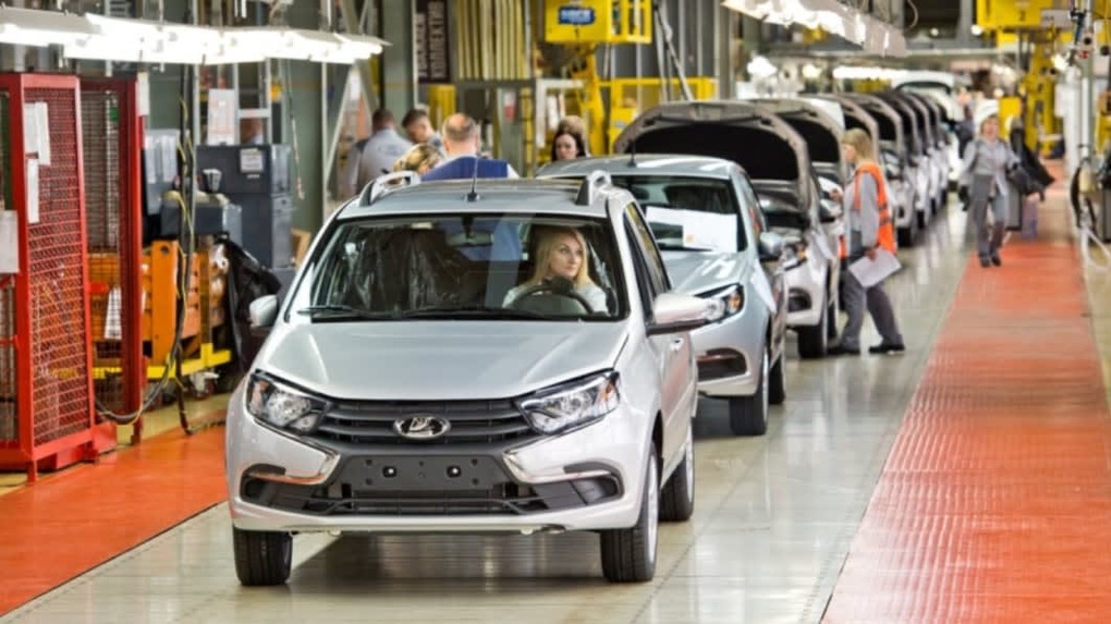 Xe Lada của Nga bị cắt điều hòa và túi khí ghế phụ do lệnh trừng phạt - 1 Xe Lada của Nga bị cắt điều hòa và túi khí ghế phụ do lệnh trừng phạt - 1