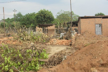 Hiệu trưởng trường tiểu học tranh thủ ngày cuối tuần... chiếm đất xây nhà