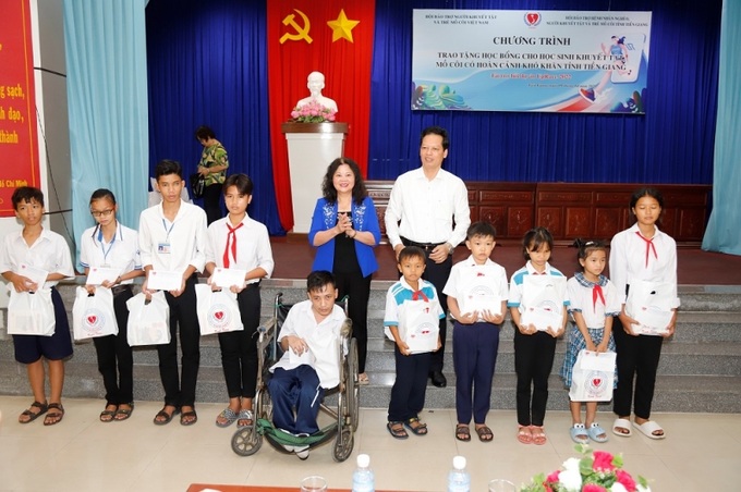 Phó Chủ tịch UBND tỉnh Tiền Giang Nguyễn Thành Diệu và Phó Chủ tịch Hội Bảo trợ người khuyết tật trẻ mồ côi Việt Nam Trần Thị Dung trao học bổng cho học sinh khuyết tật, học sinh mồ côi có hoàn cảnh khó khăn.