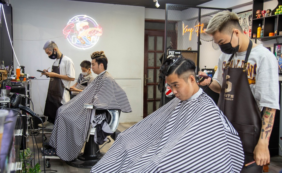 Làm tới 2h sáng, thợ cắt tóc kiếm 3 triệu đồng/ngày giáp Tết - 3 Làm tới 2h sáng, thợ cắt tóc kiếm 3 triệu đồng/ngày giáp Tết - 3