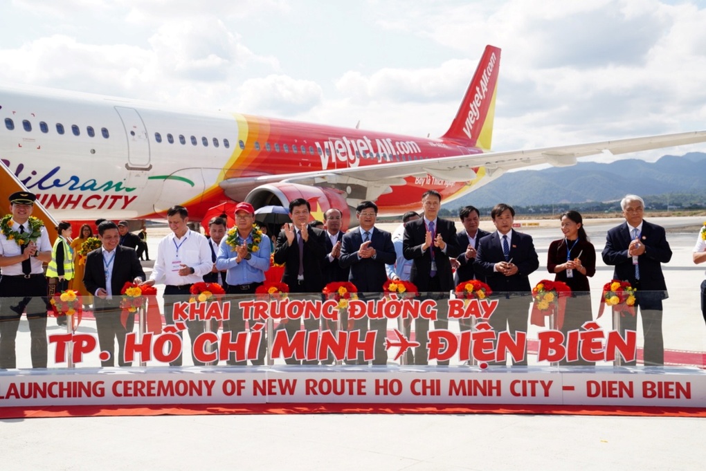 Tàu bay mang biểu tượng du lịch TPHCM đáp xuống Điện Biên - 2 Tàu bay mang biểu tượng du lịch TPHCM đáp xuống Điện Biên - 2