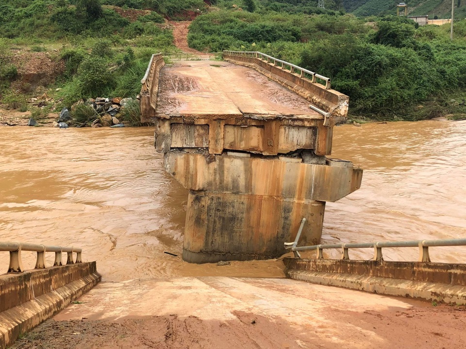 Nhiều cây cầu bị lũ cuốn sập ở Kon Tum - 1 Nhiều cây cầu bị lũ cuốn sập ở Kon Tum - 1