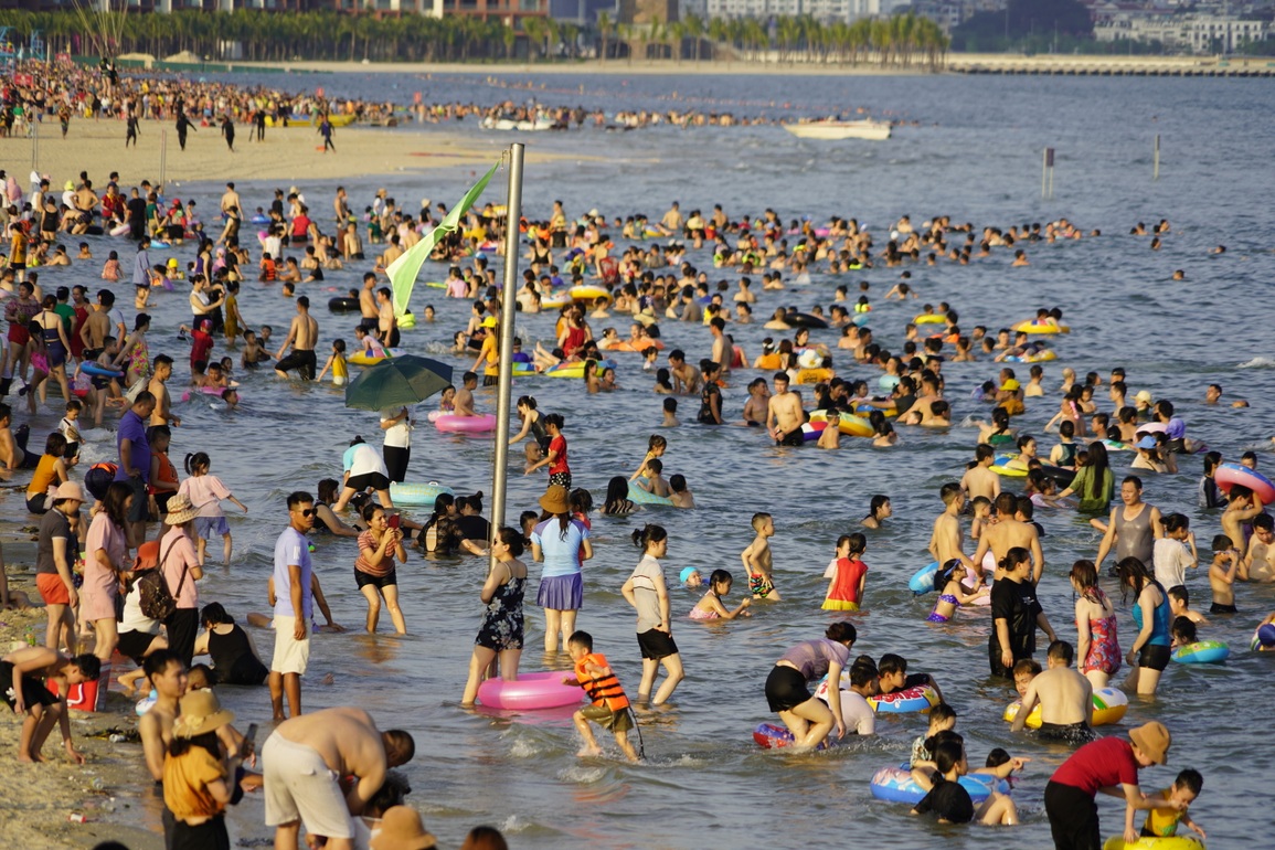 Nghìn người đổ về biển Quảng Ninh giải nhiệt nắng nóng - 2 Nghìn người đổ về biển Quảng Ninh giải nhiệt nắng nóng - 2