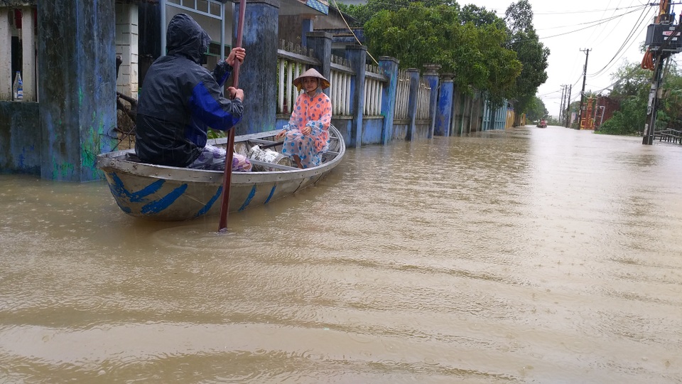 Đà Nẵng: Nhiều nơi vẫn ngập nặng, đã di dời hơn 2.500 người dân - 1 Đà Nẵng: Nhiều nơi vẫn ngập nặng, đã di dời hơn 2.500 người dân - 1