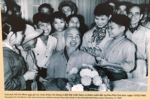 "Quà tháng 5 dâng Bác": Chương trình nghệ thuật xúc động về cuộc đời Chủ tịch Hồ Chí Minh