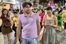 Chật kín người check-in ở phố đi bộ gần 100 tỷ đồng ở Huế