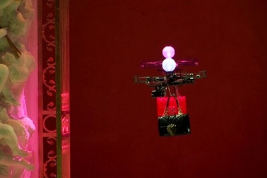 Khán giả mỏi cổ vì show diễn thời trang… “lơ lửng”