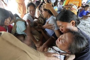 Hơn 400 người Indonesia chết vì thảm họa kép, vùng sóng thần đón hàng cứu trợ