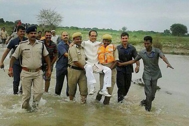 Chính trị gia Ấn Độ bị chế giễu vì được khiêng qua chỗ lội