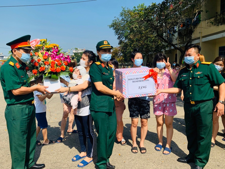 Đà Nẵng chúc mừng 8/3 đến chị em ở khu cách ly phòng Covid-19 - 2 Đà Nẵng chúc mừng 8/3 đến chị em ở khu cách ly phòng Covid-19 - 2