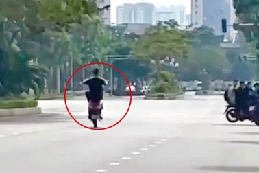 Con bốc đầu xe máy trên đường phố Hà Nội, bố bị phạt 9 triệu đồng